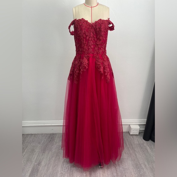 Brand new prom dress with padding - Picture 2 of 8